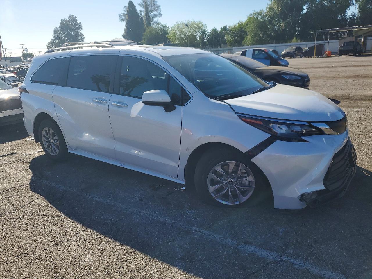 2025 TOYOTA SIENNA XLE 8-PASSENGER photo 7