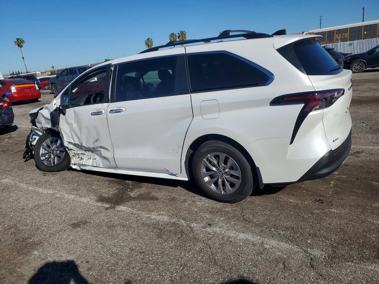 2025 TOYOTA SIENNA XLE 8-PASSENGER photo 3