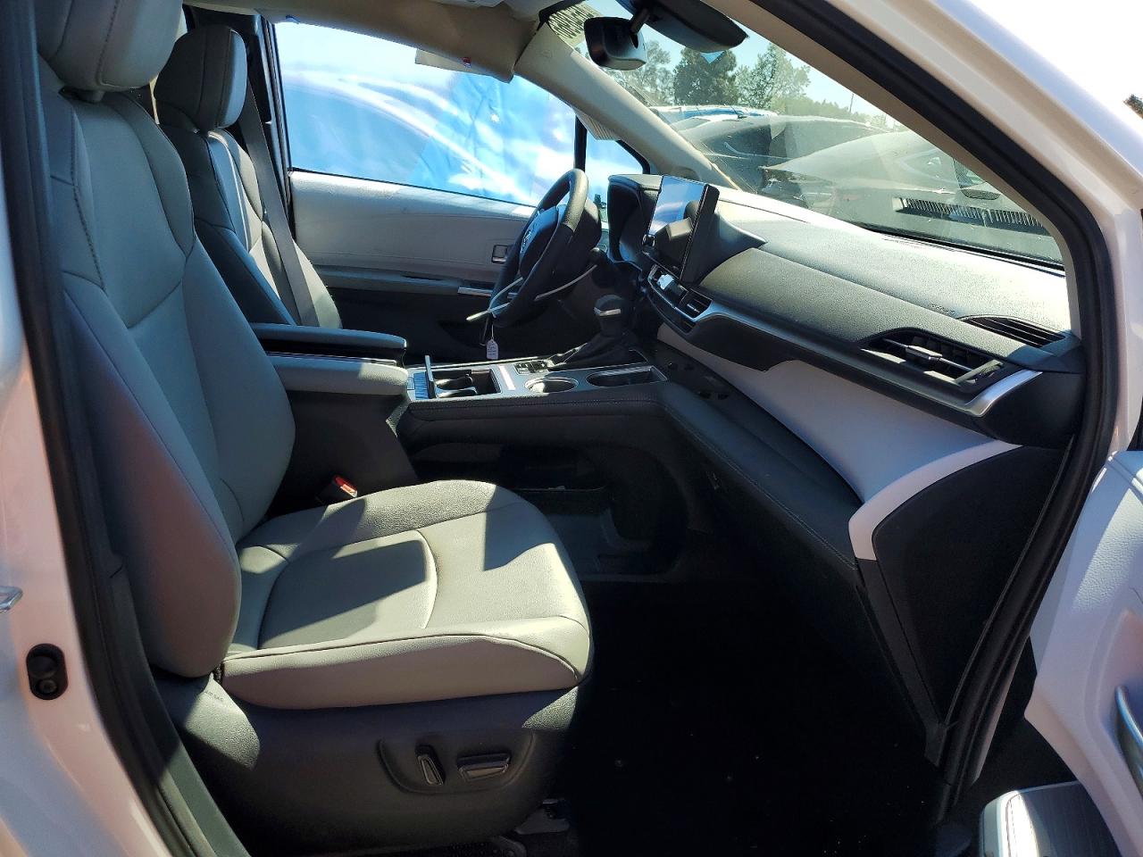 2025 TOYOTA SIENNA XLE 8-PASSENGER photo 13
