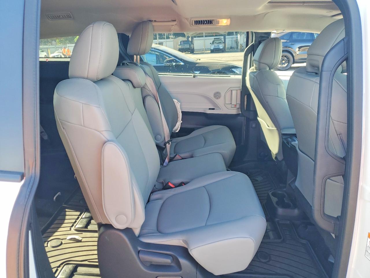 2025 TOYOTA SIENNA XLE 8-PASSENGER photo 21
