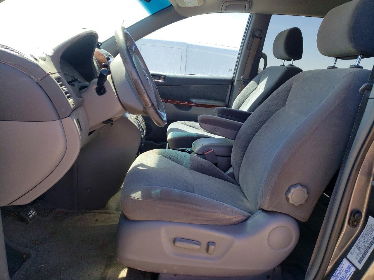 2004 TOYOTA SIENNA XLE 7 PASSENGER photo 7