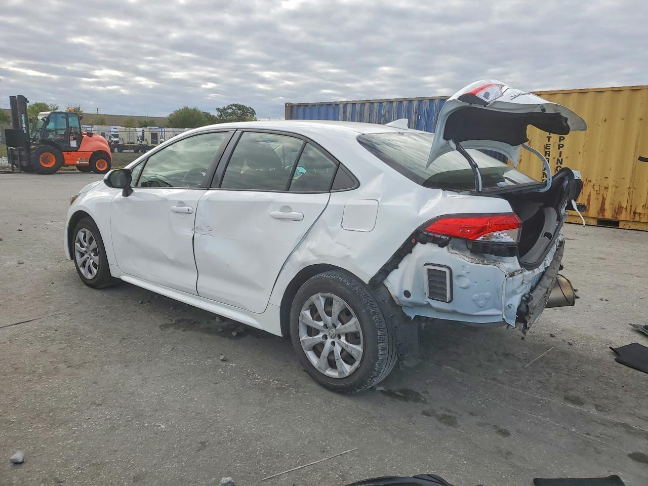 2021 TOYOTA COROLLA LE photo 2