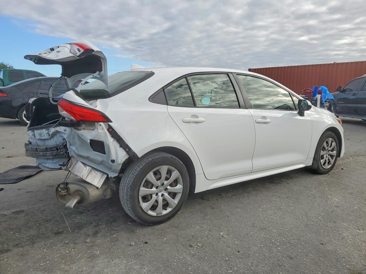2021 TOYOTA COROLLA LE photo 3