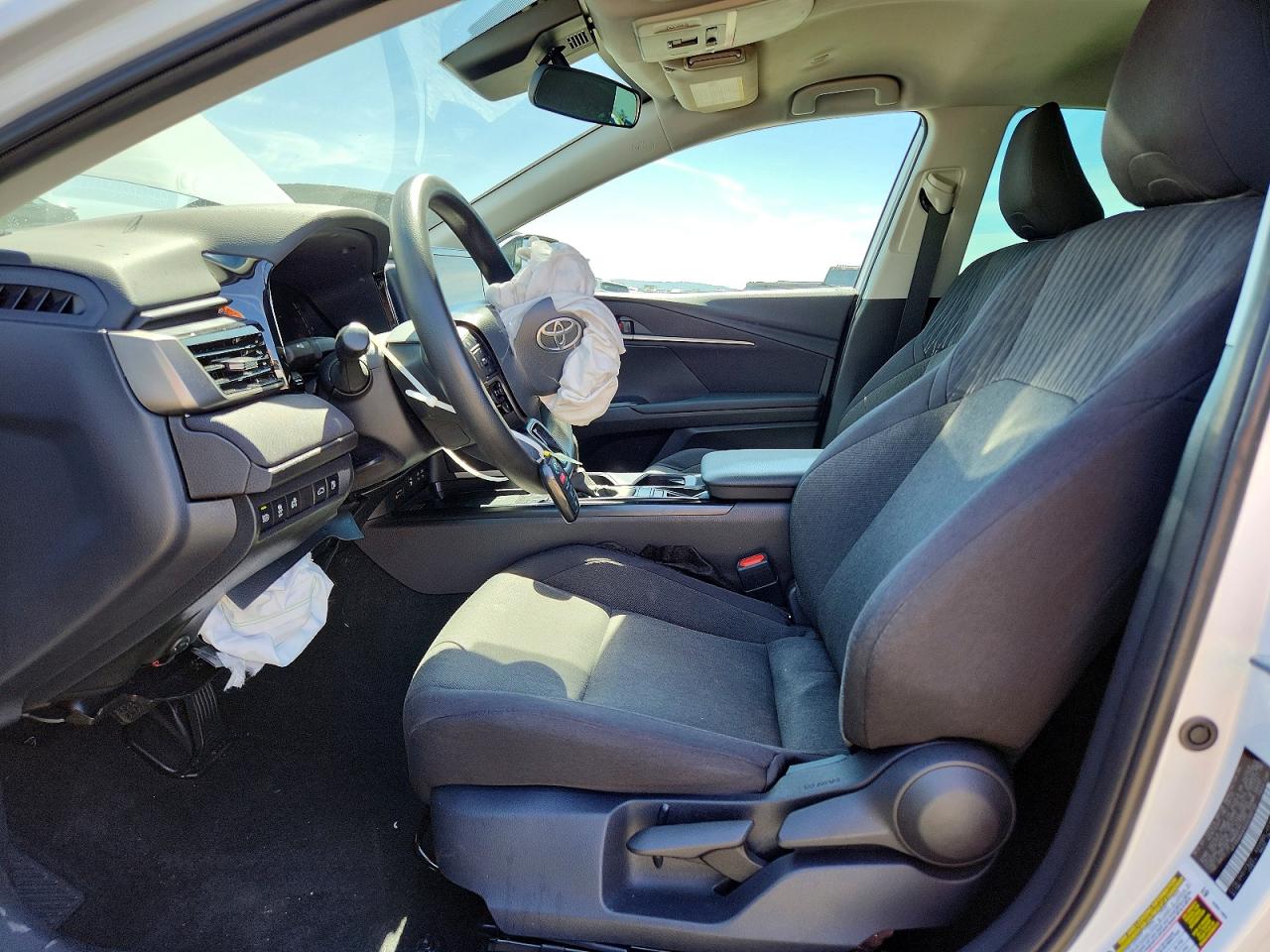 2025 TOYOTA CAMRY LE photo 19