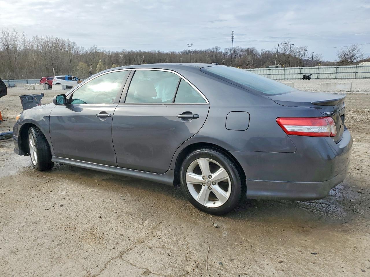 2011 TOYOTA CAMRY SE photo 3