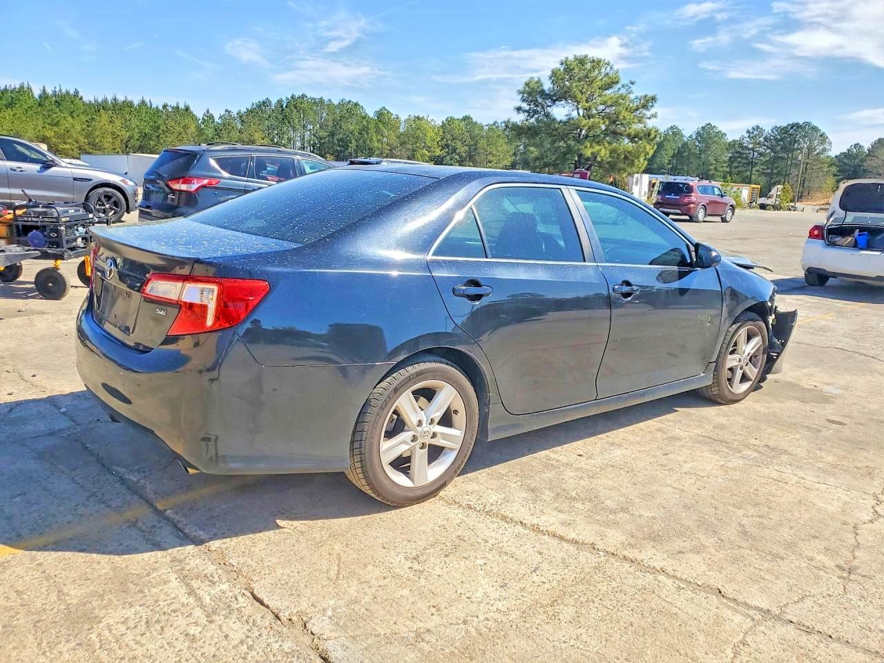 2014 TOYOTA CAMRY SE photo 5
