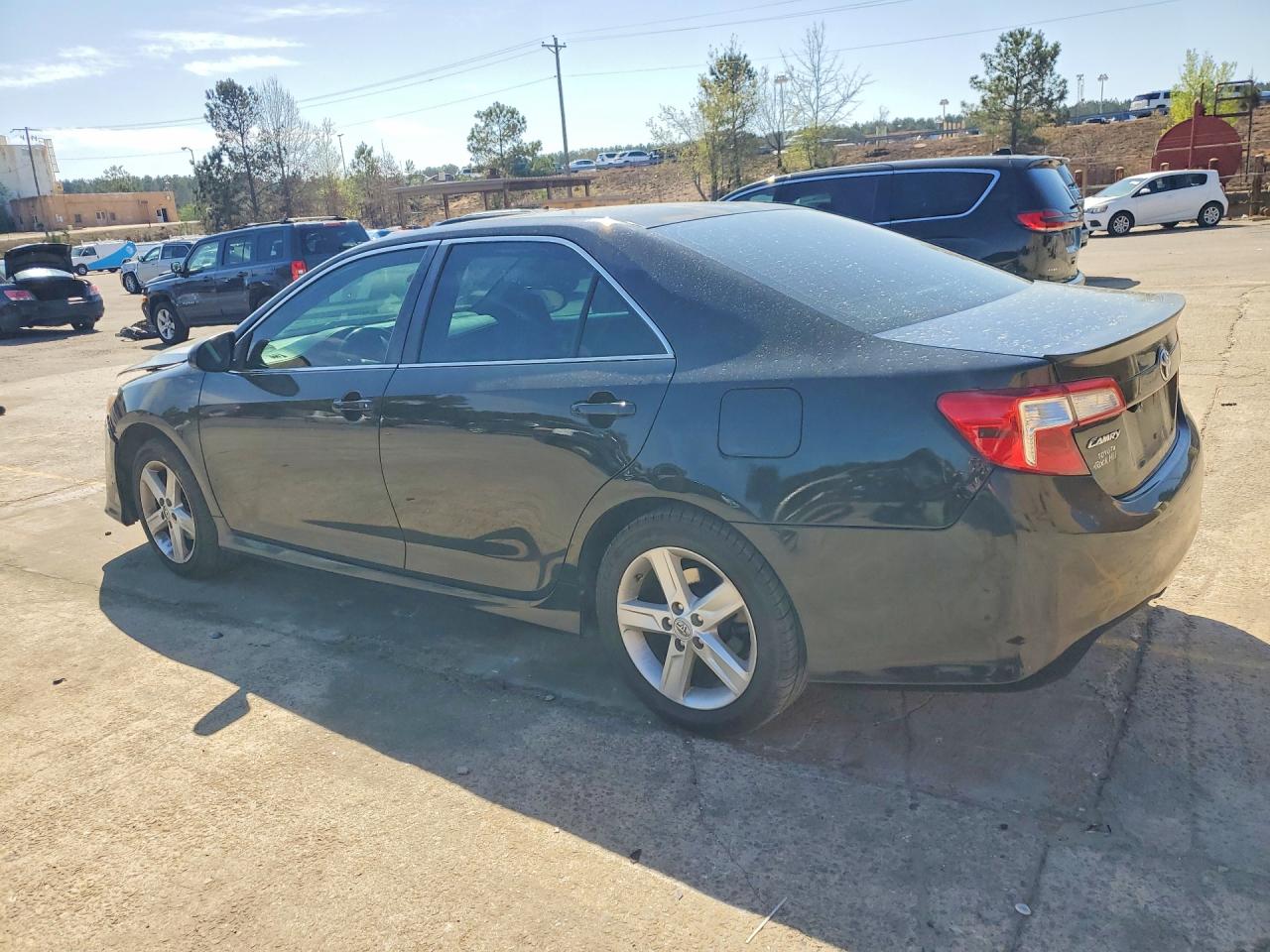 2014 TOYOTA CAMRY SE photo 3