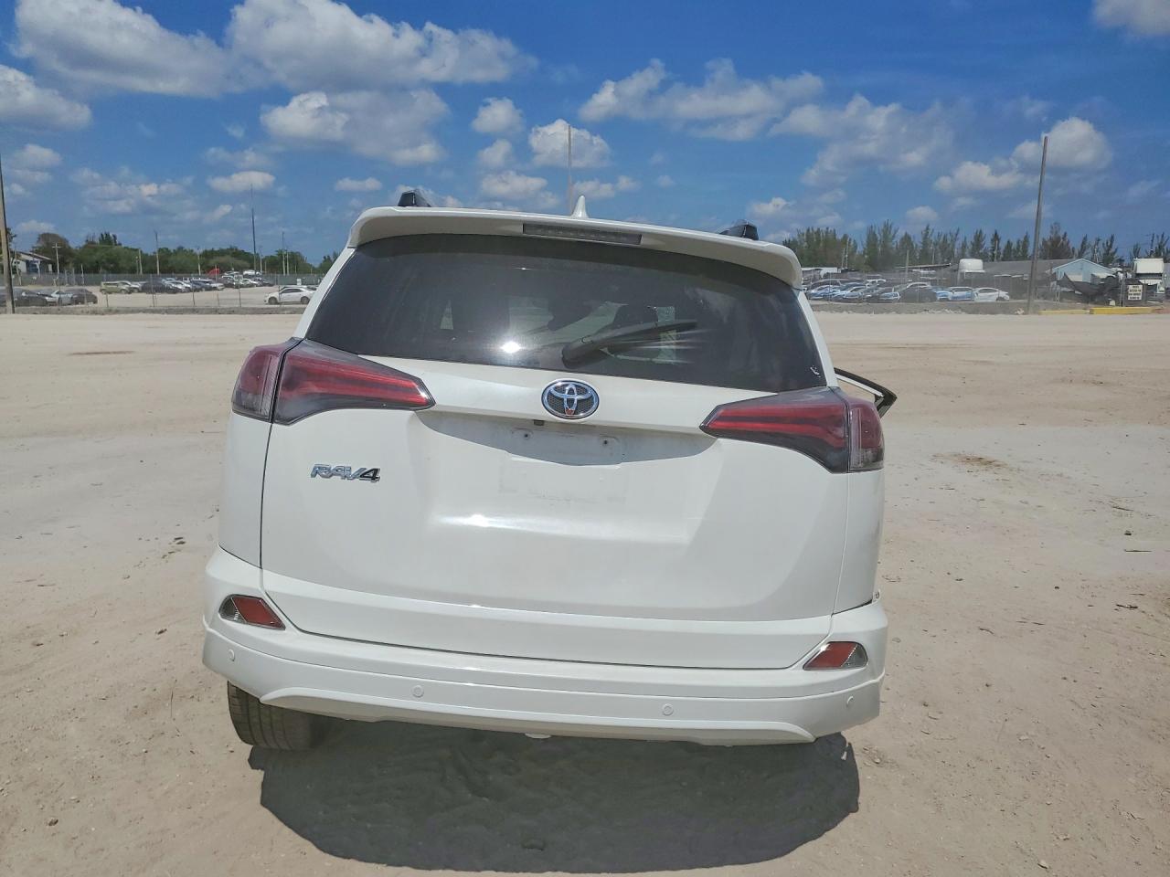 2017 TOYOTA RAV4 PLATINUM photo 11
