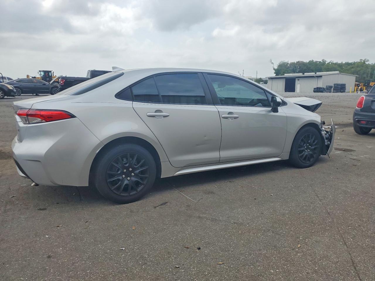 2021 TOYOTA COROLLA LE photo 3