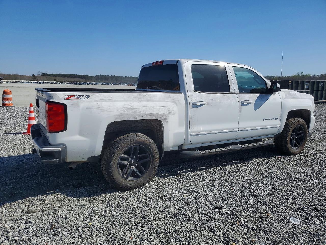 2017 CHEVROLET SILVERADO K1500 LT photo 5