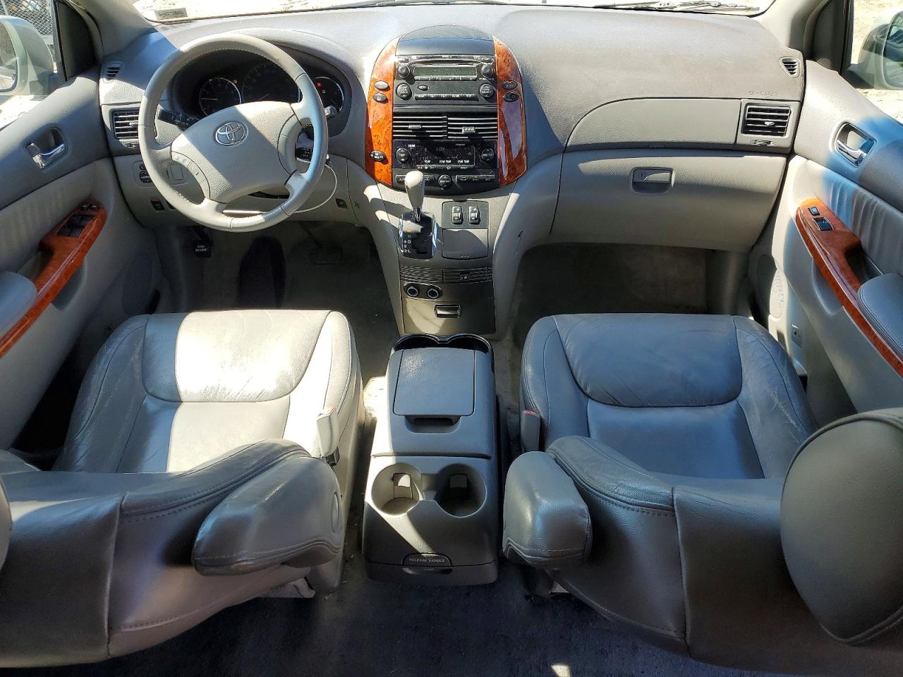 2008 TOYOTA SIENNA XLE photo 22