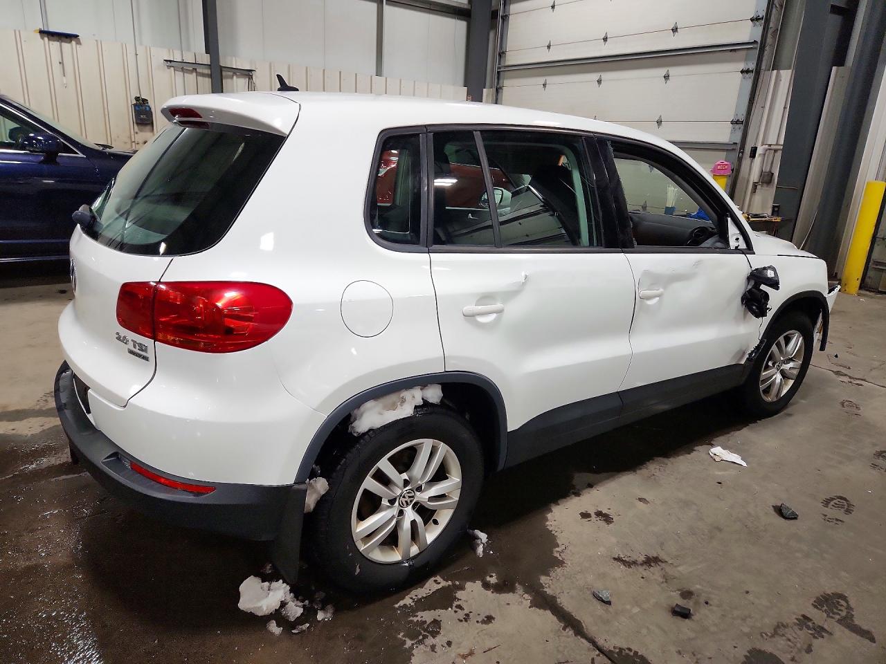 2013 VOLKSWAGEN TIGUAN S photo 3