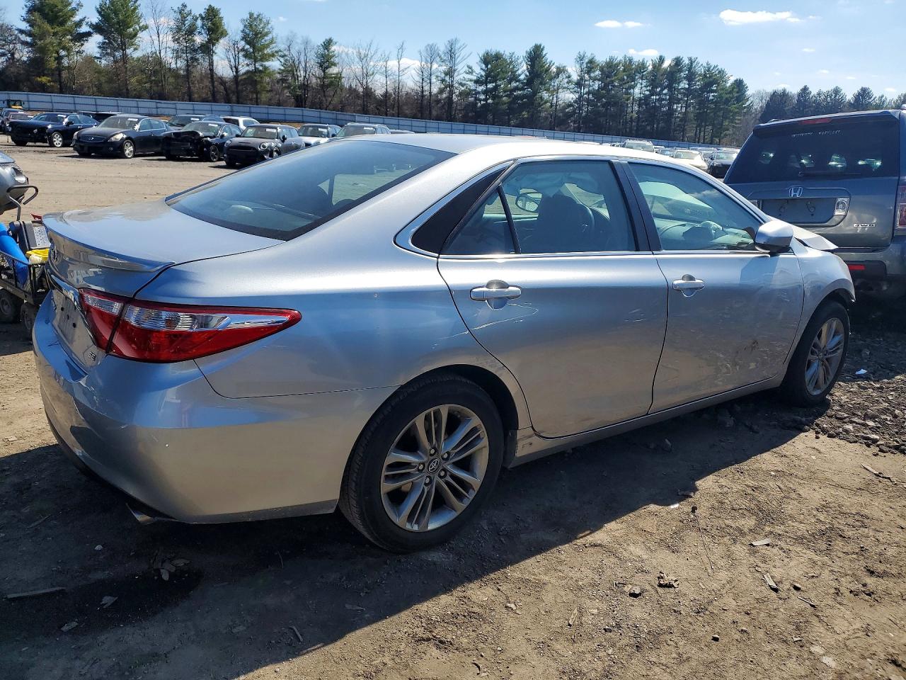2017 TOYOTA CAMRY SE photo 3