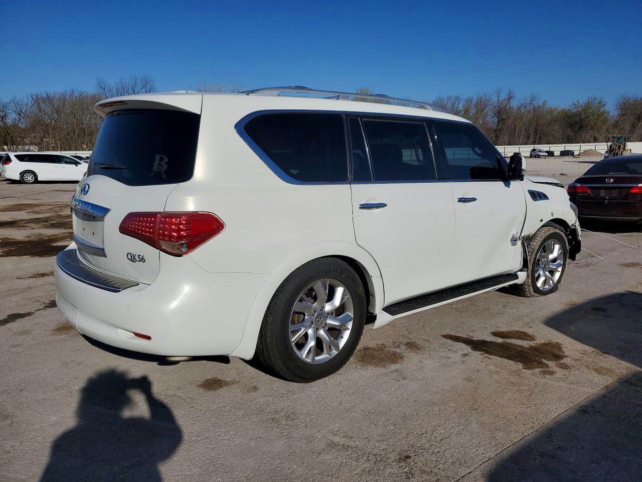 2013 INFINITI QX56 BASE photo 3