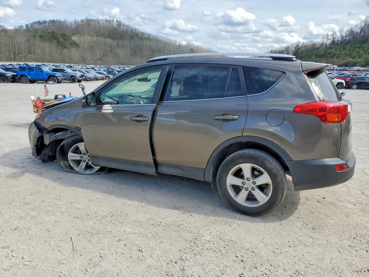 2013 TOYOTA RAV4 XLE photo 2