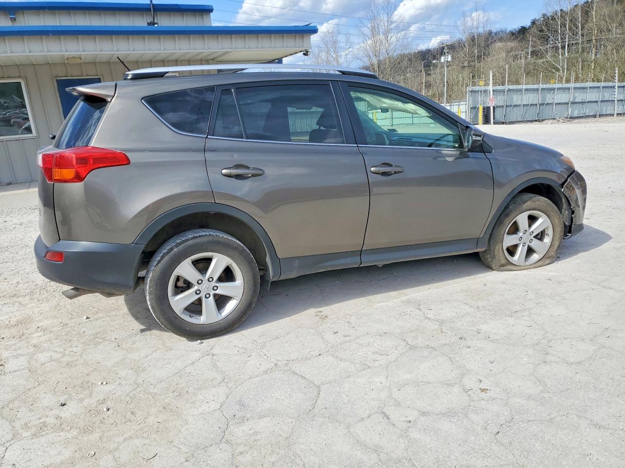 2013 TOYOTA RAV4 XLE photo 3