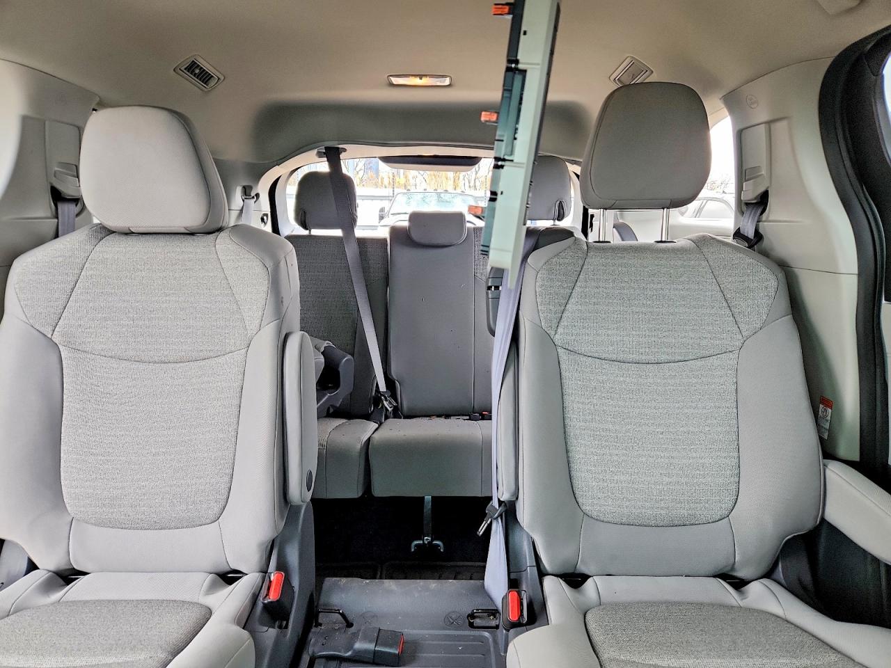 2021 TOYOTA SIENNA LE 8-PASSENGER photo 19