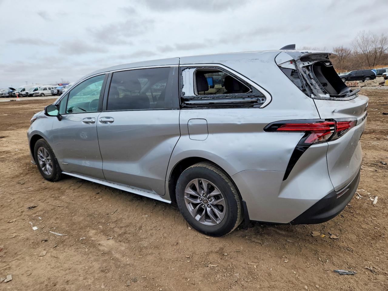 2021 TOYOTA SIENNA LE 8-PASSENGER photo 3