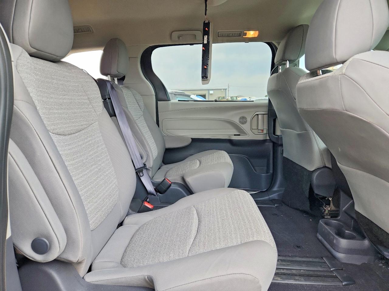 2021 TOYOTA SIENNA LE 8-PASSENGER photo 21