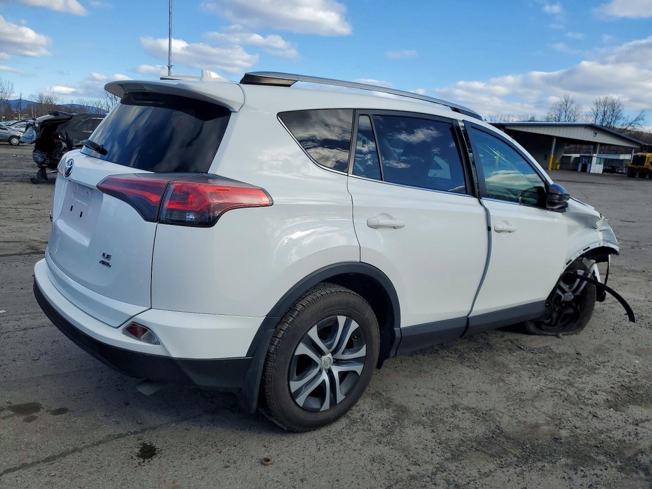 2018 TOYOTA RAV4 LE photo 3
