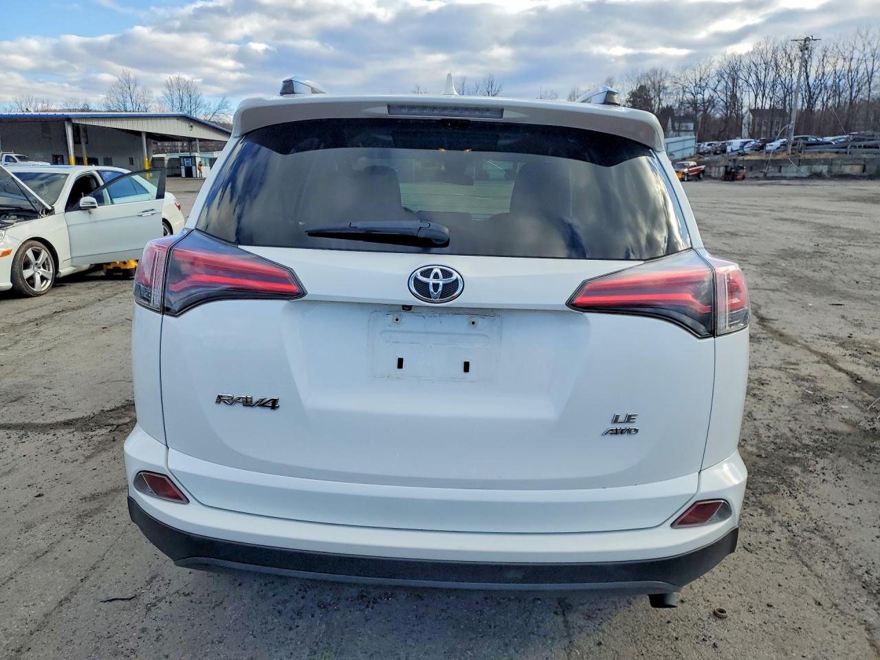 2018 TOYOTA RAV4 LE photo 6