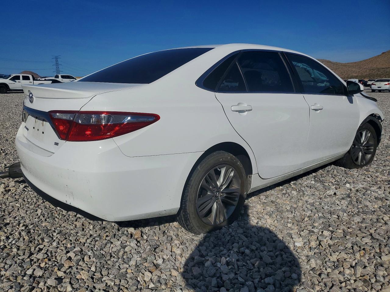 2017 TOYOTA CAMRY SE photo 3