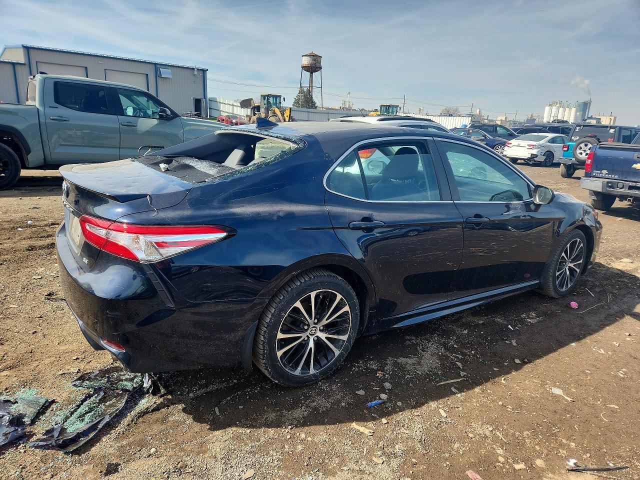 2020 TOYOTA CAMRY SE photo 3