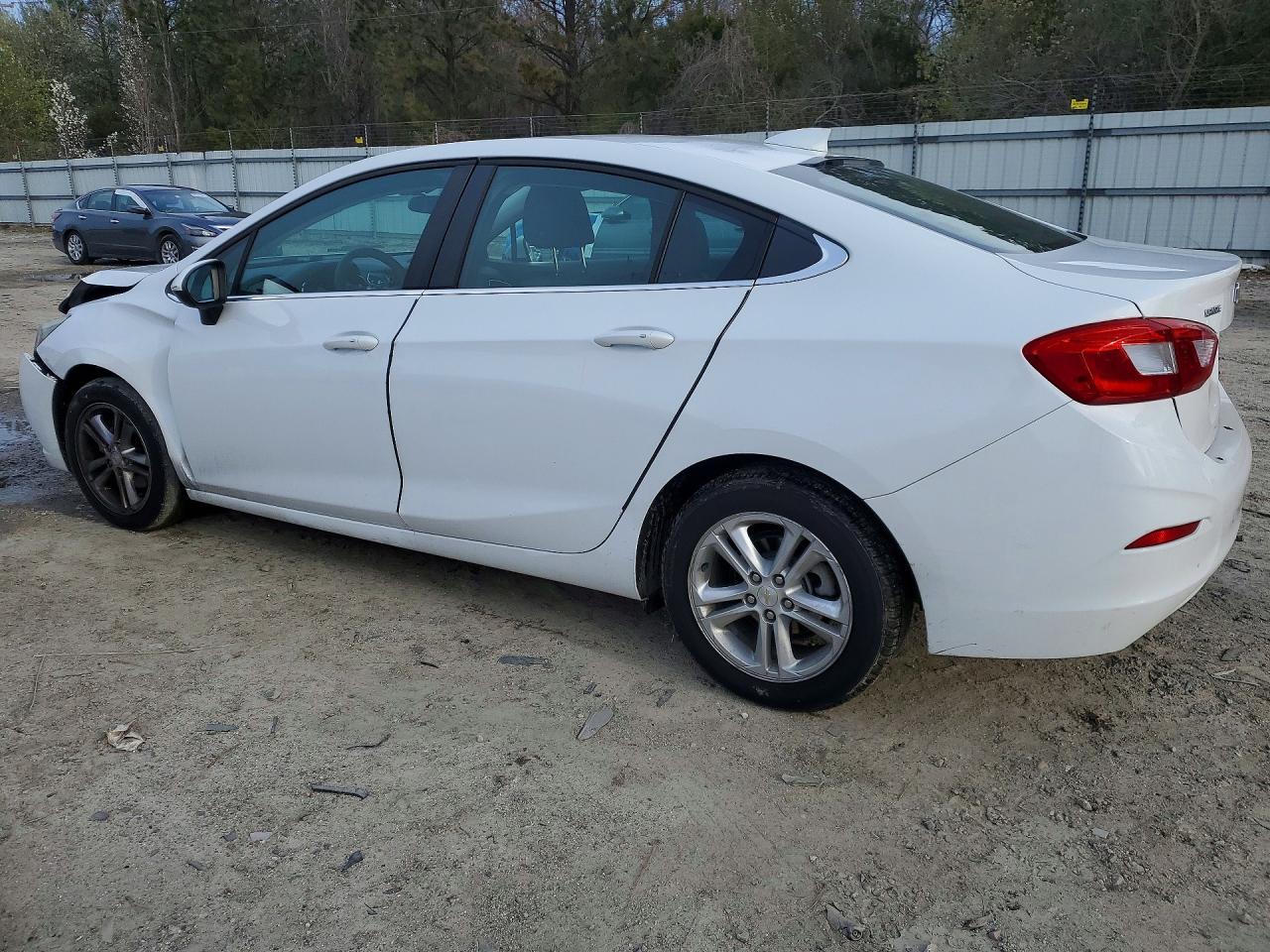 2017 CHEVROLET CRUZE LT photo 4