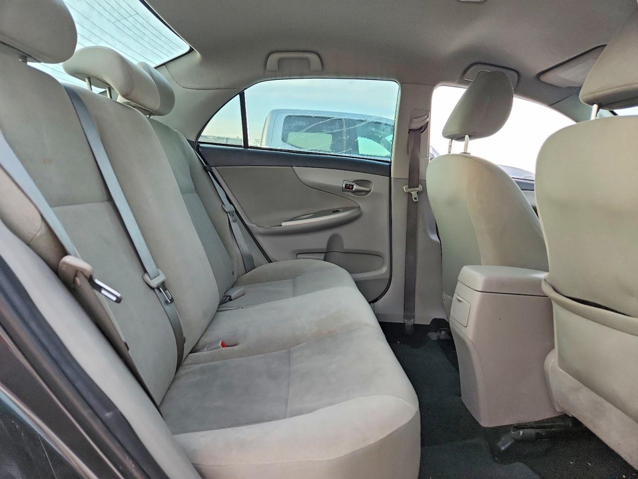 2013 TOYOTA COROLLA LE photo 28