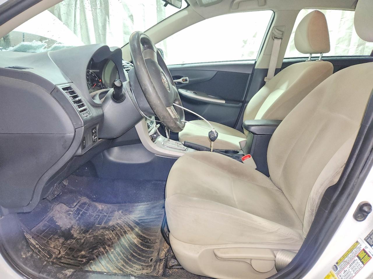 2013 TOYOTA COROLLA LE photo 19