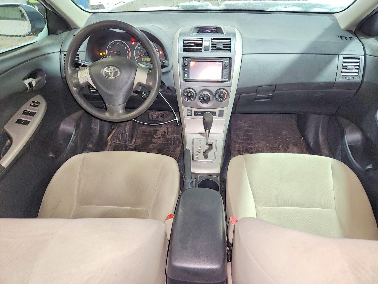 2013 TOYOTA COROLLA LE photo 22