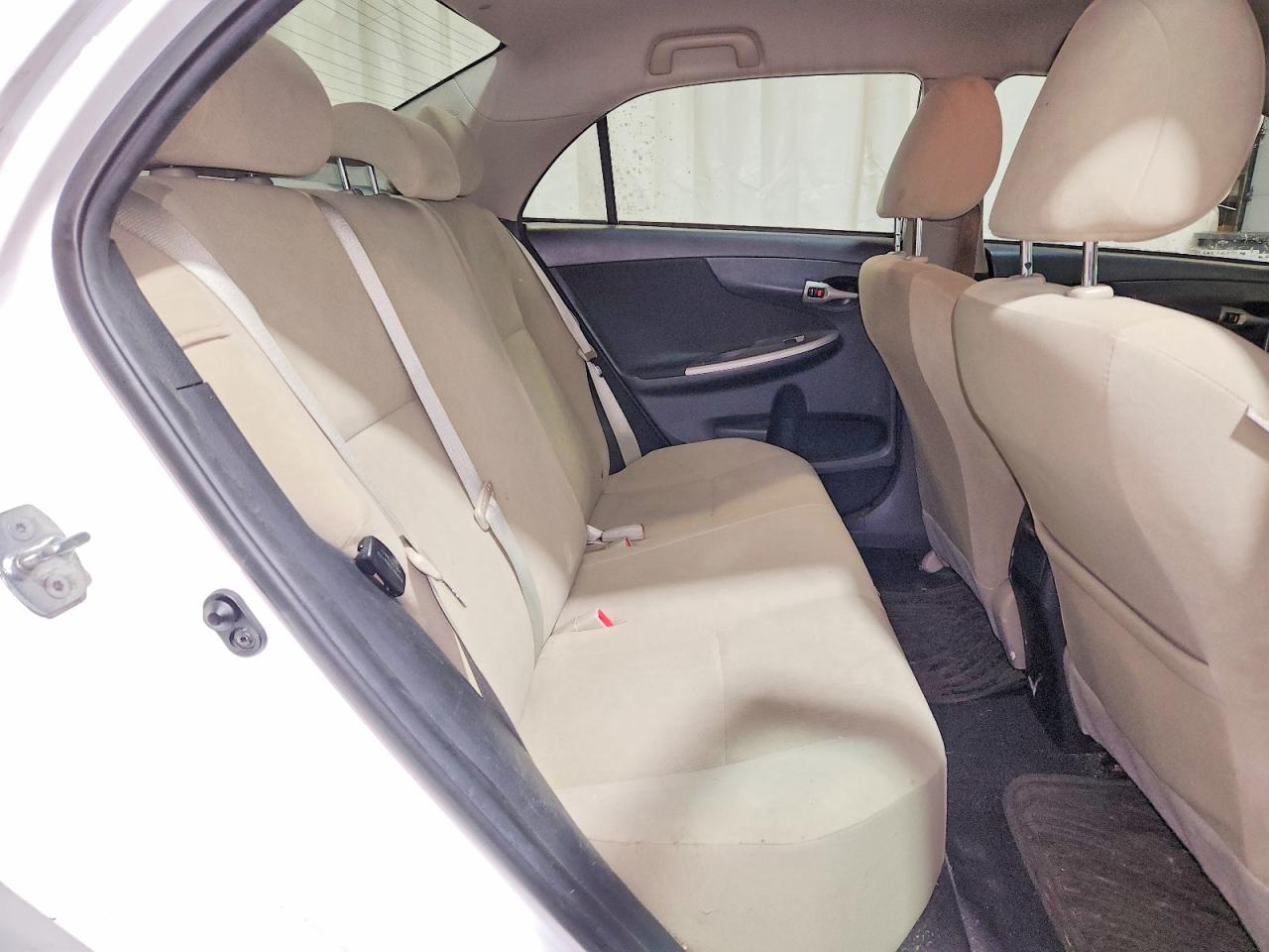 2013 TOYOTA COROLLA LE photo 28