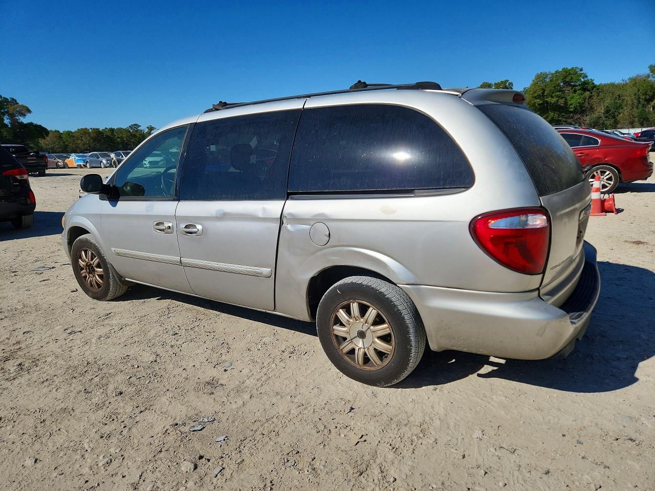 2005 CHRYSLER TOWN & COUNTRY TOURING photo 2