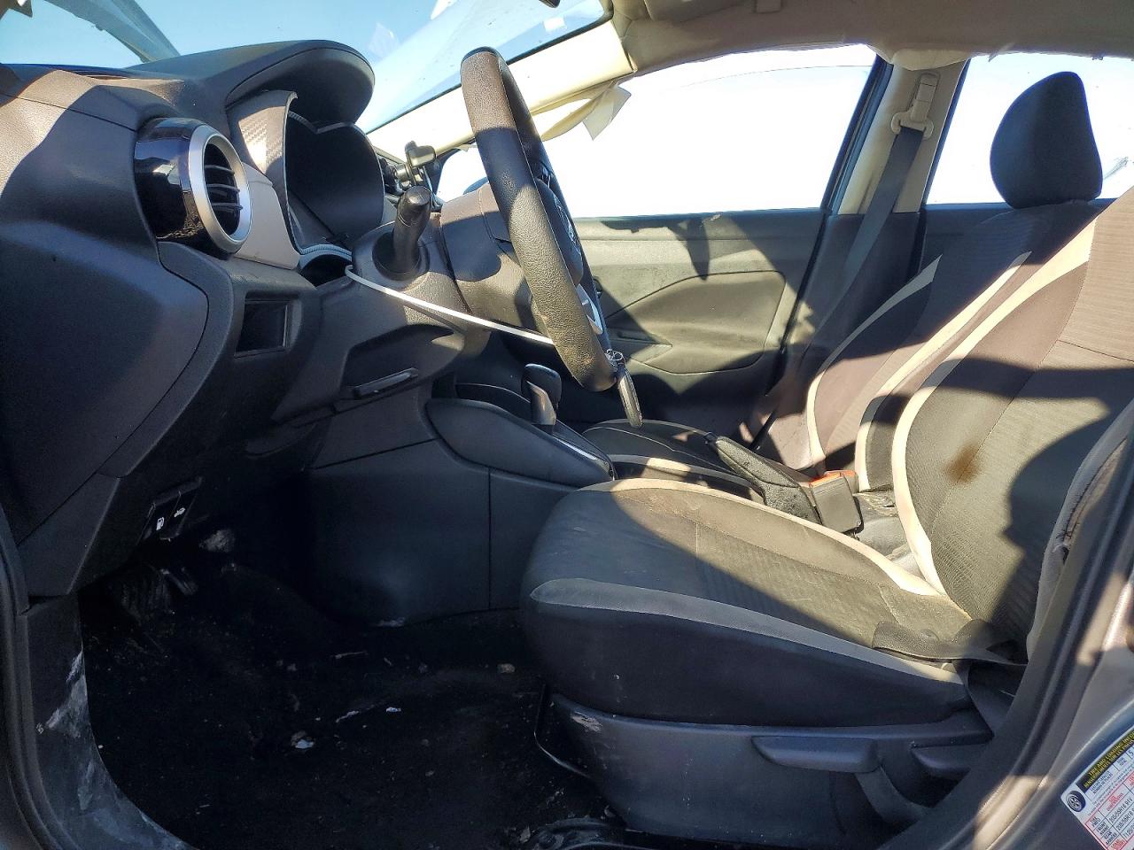 2021 NISSAN VERSA SV photo 13