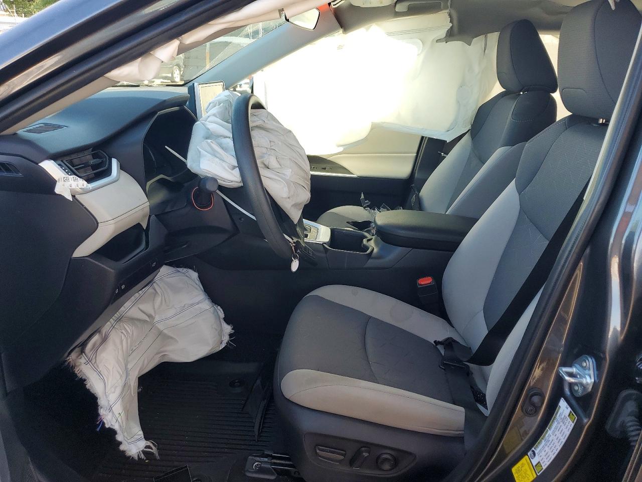 2025 TOYOTA RAV4 XLE photo 13