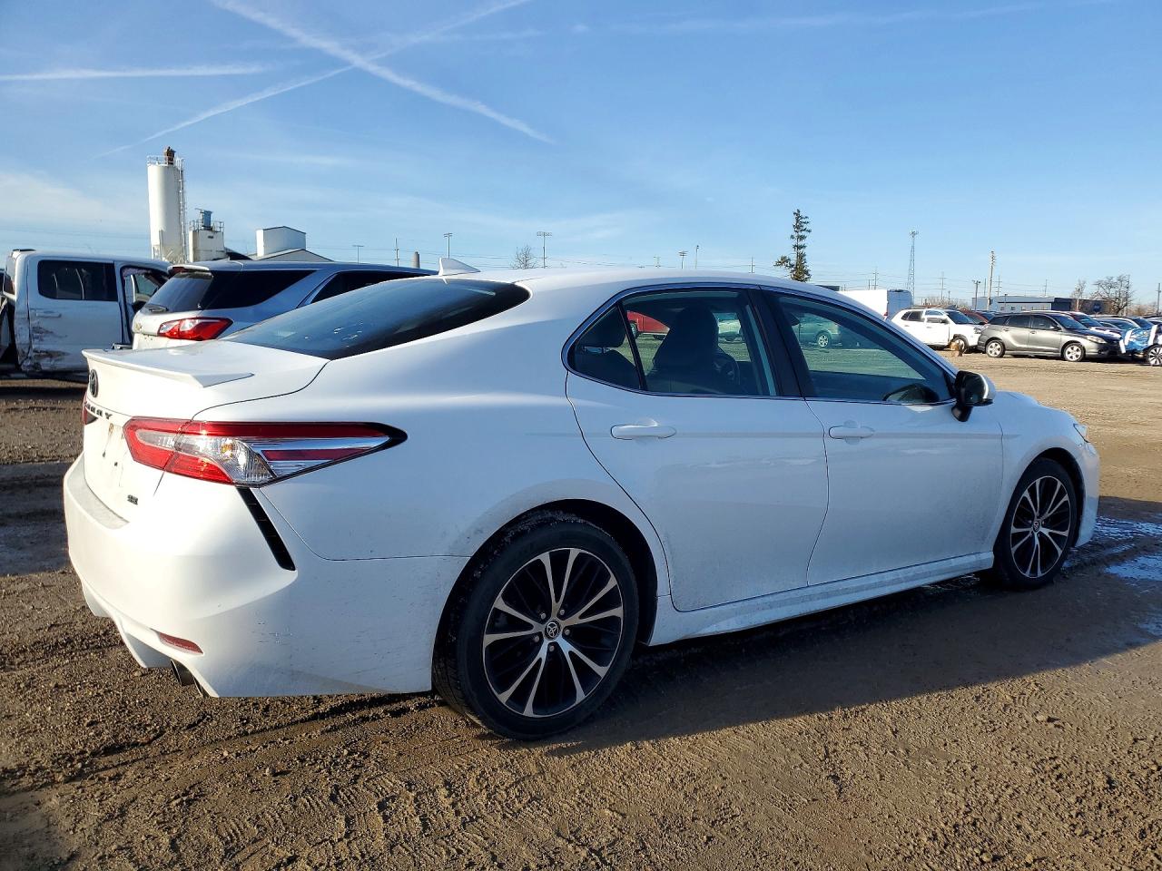 2020 TOYOTA CAMRY SE photo 3