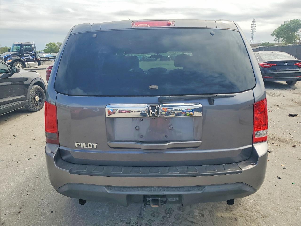 2015 HONDA PILOT LX photo 16