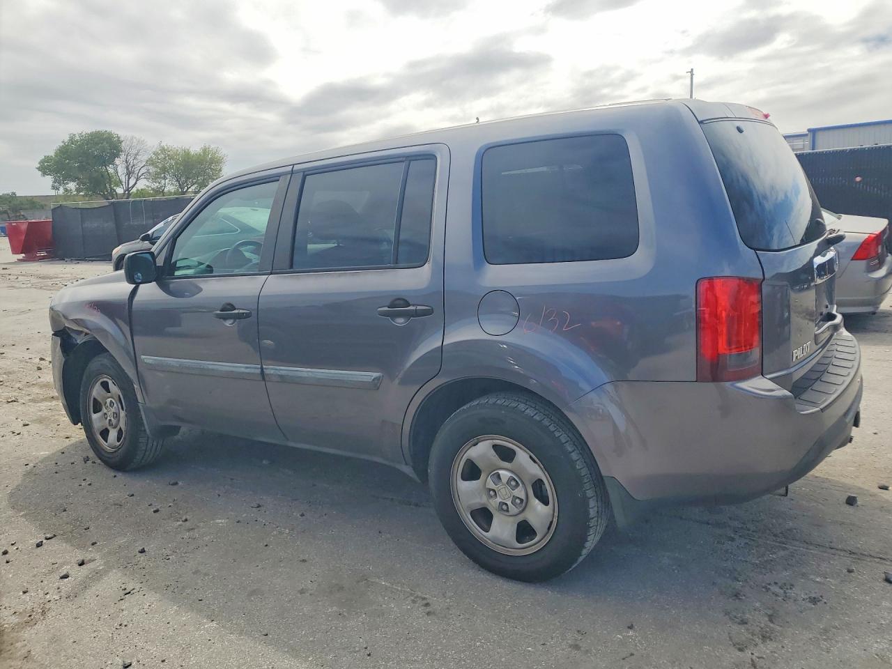 2015 HONDA PILOT LX photo 4