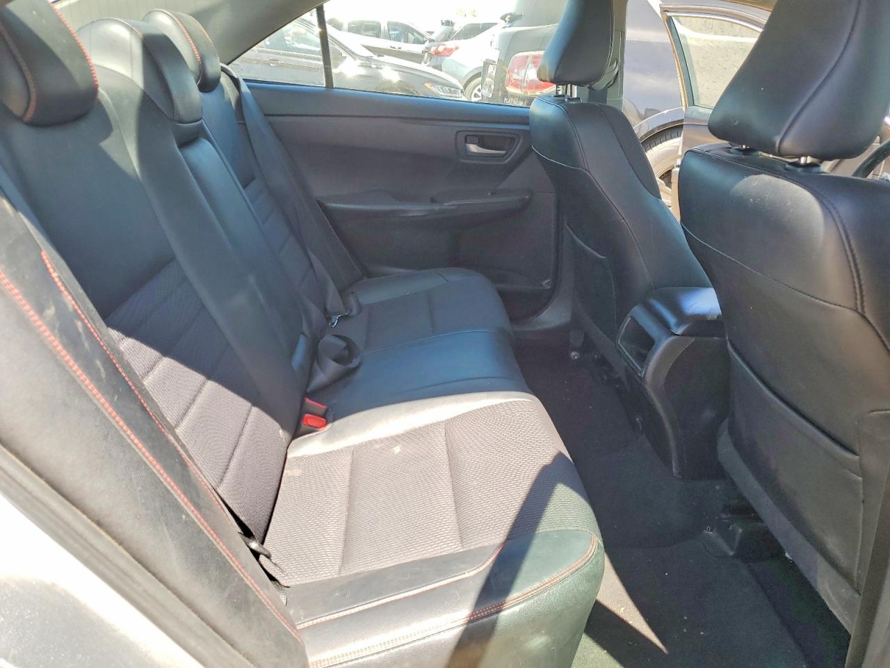2016 TOYOTA CAMRY SE photo 19