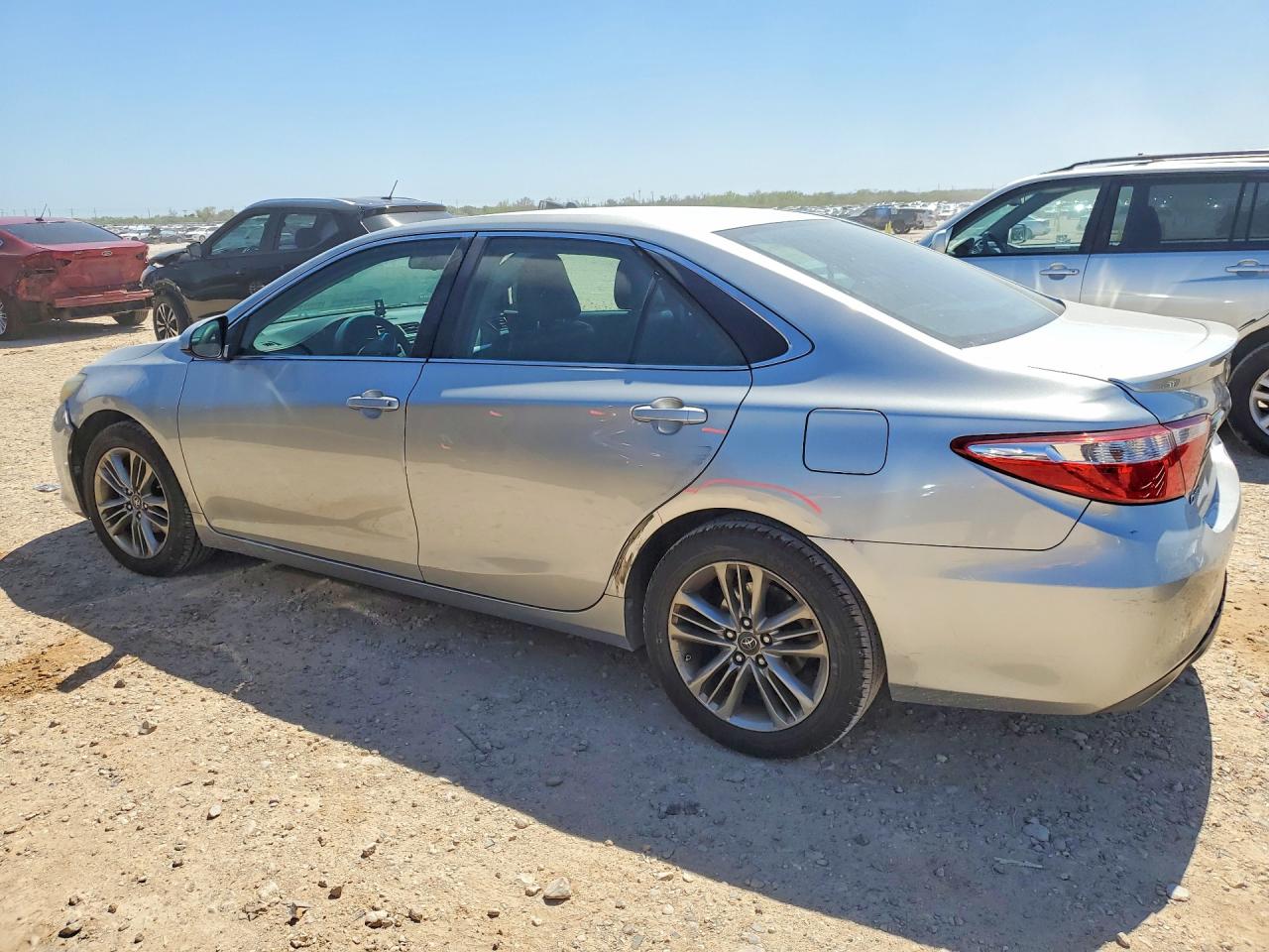2016 TOYOTA CAMRY SE photo 3