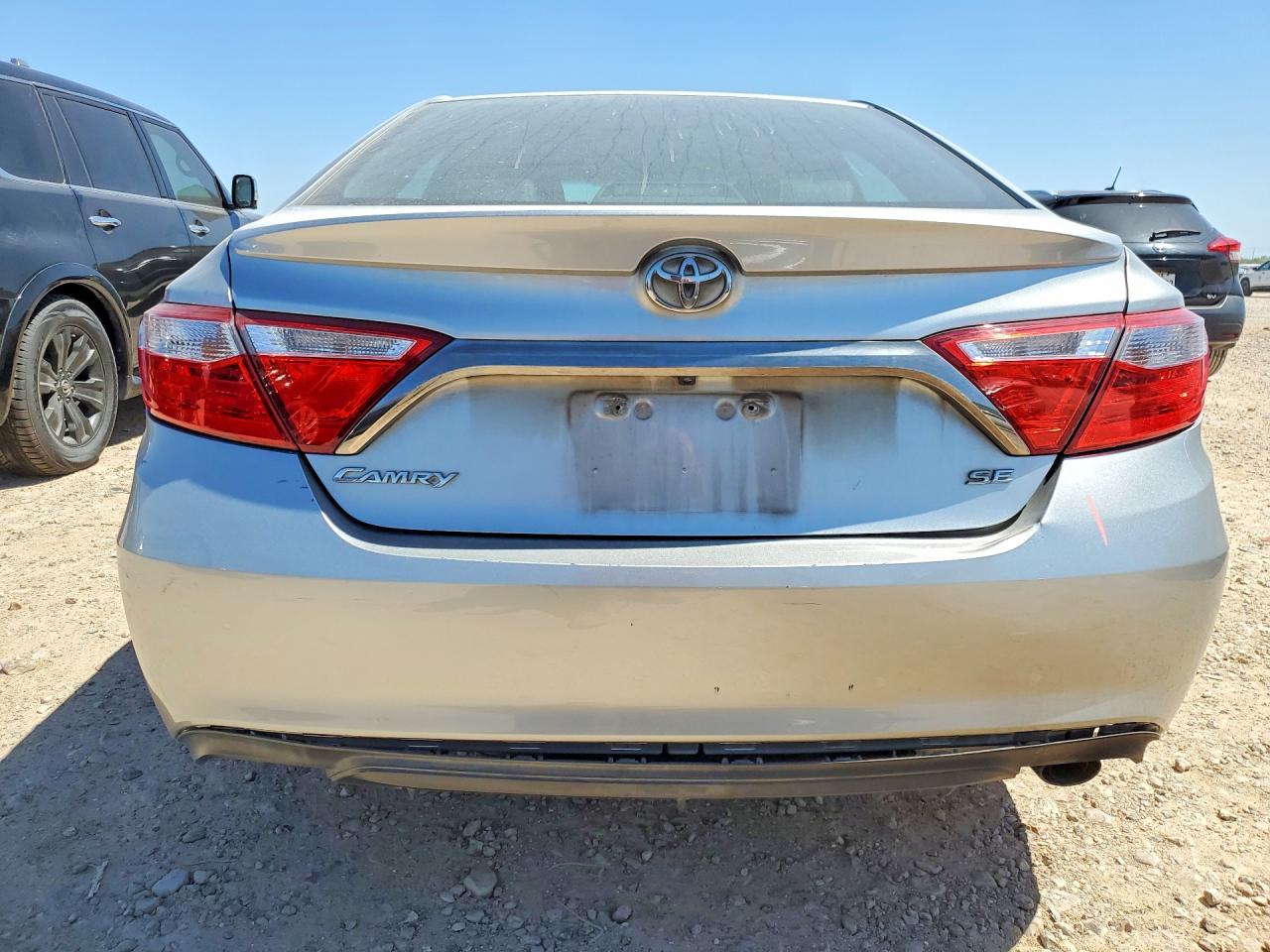 2016 TOYOTA CAMRY SE photo 11
