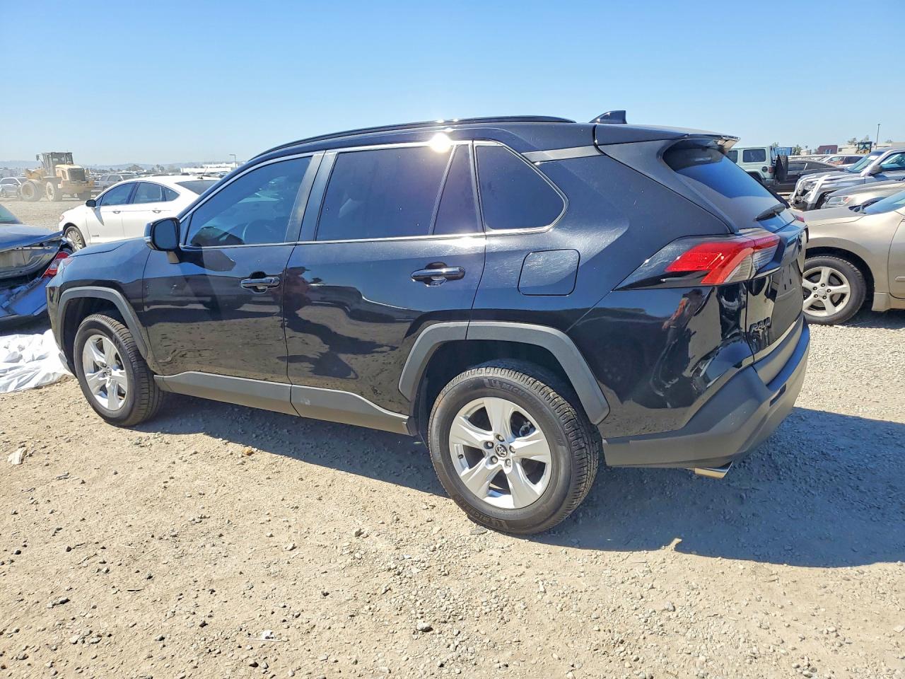2021 TOYOTA RAV4 XLE photo 3