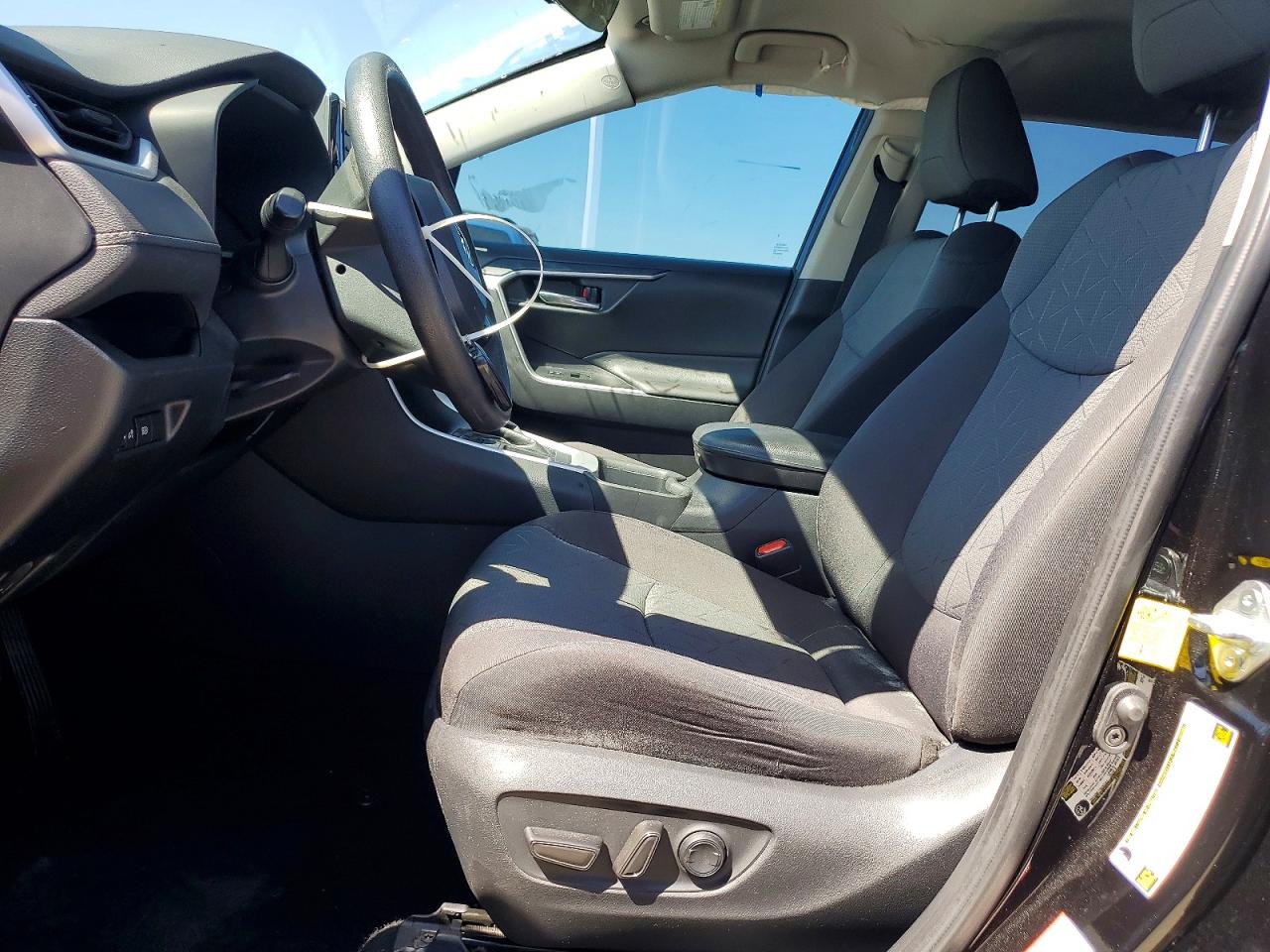 2021 TOYOTA RAV4 XLE photo 13
