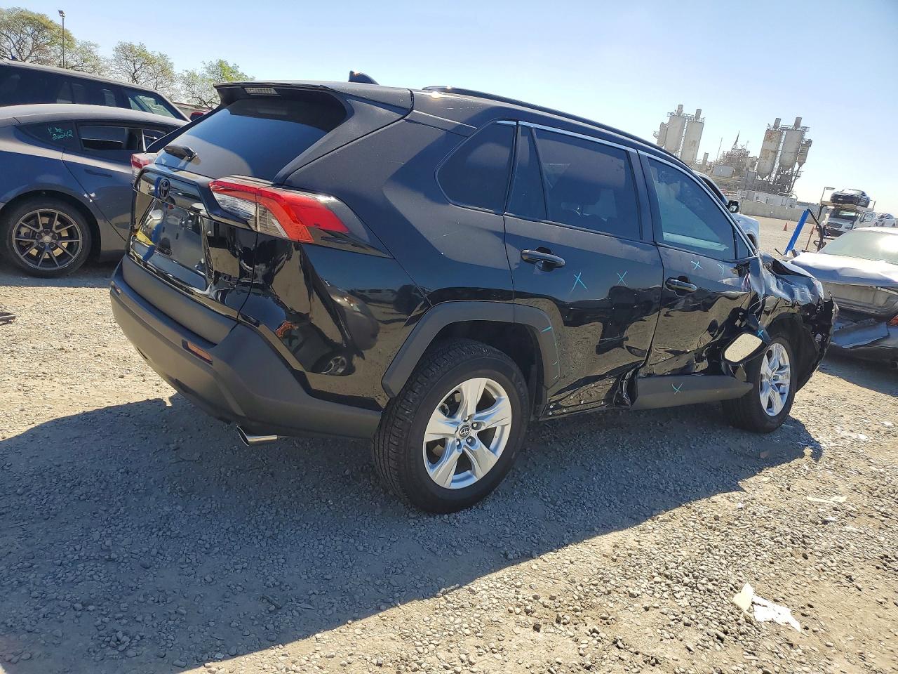 2021 TOYOTA RAV4 XLE photo 5