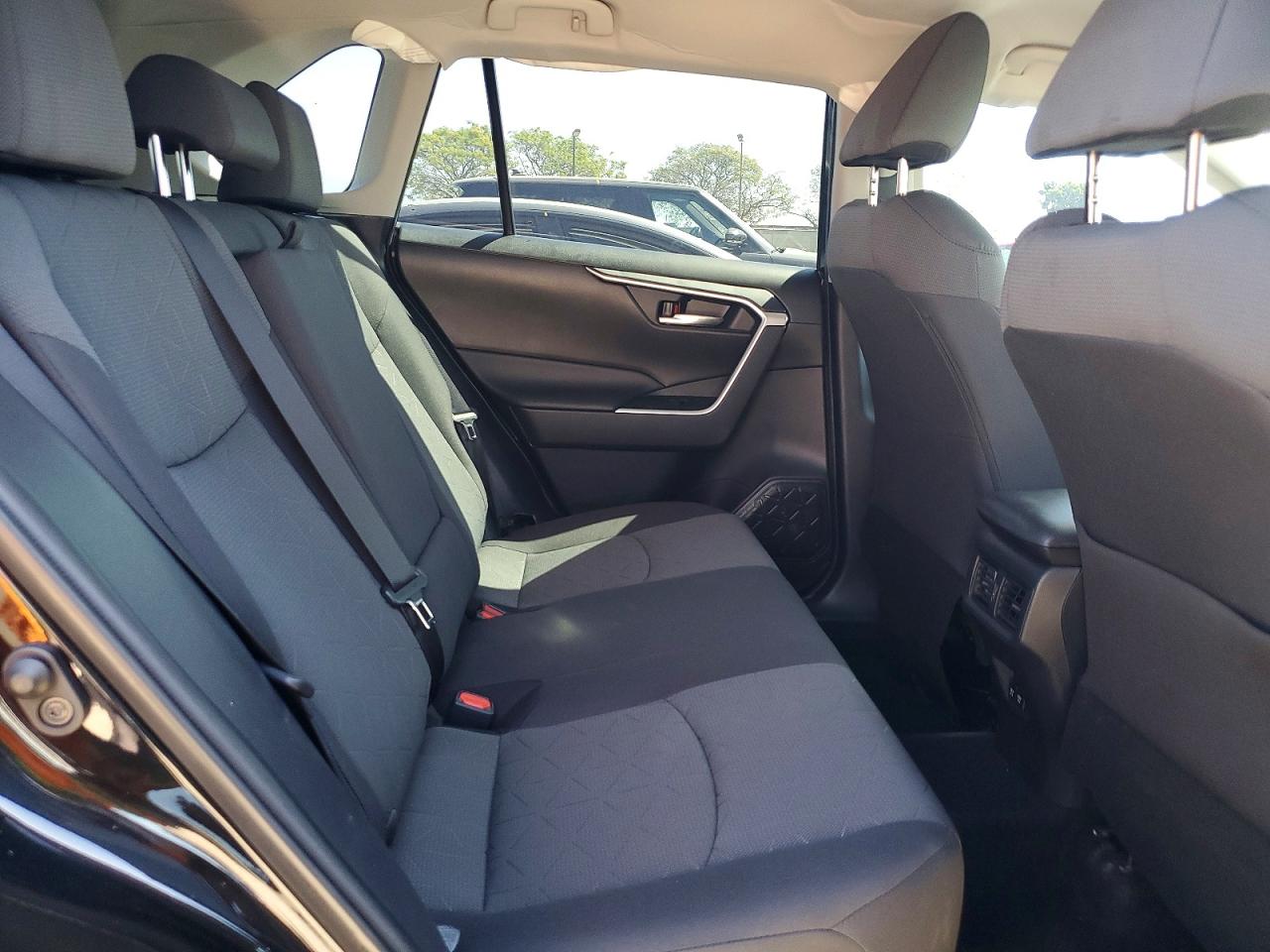 2021 TOYOTA RAV4 XLE photo 19