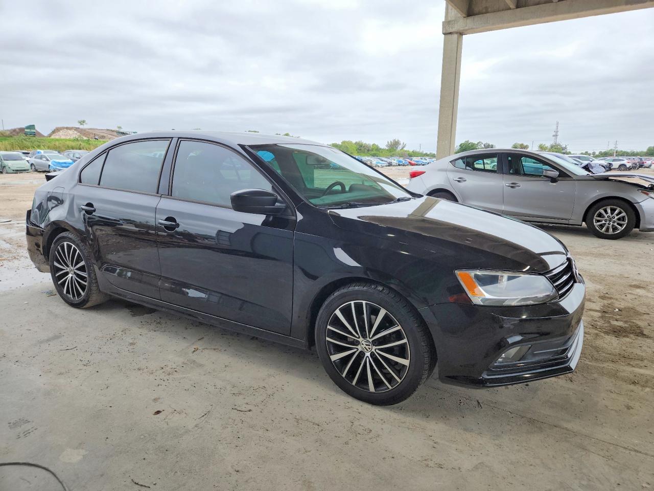 2016 VOLKSWAGEN JETTA photo 4