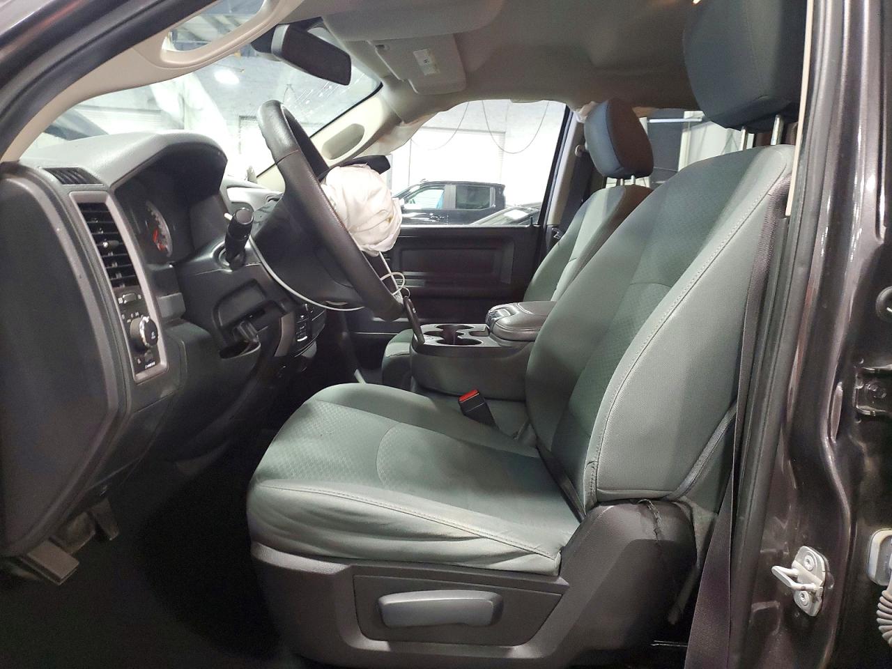 2014 RAM 1500 ST photo 13