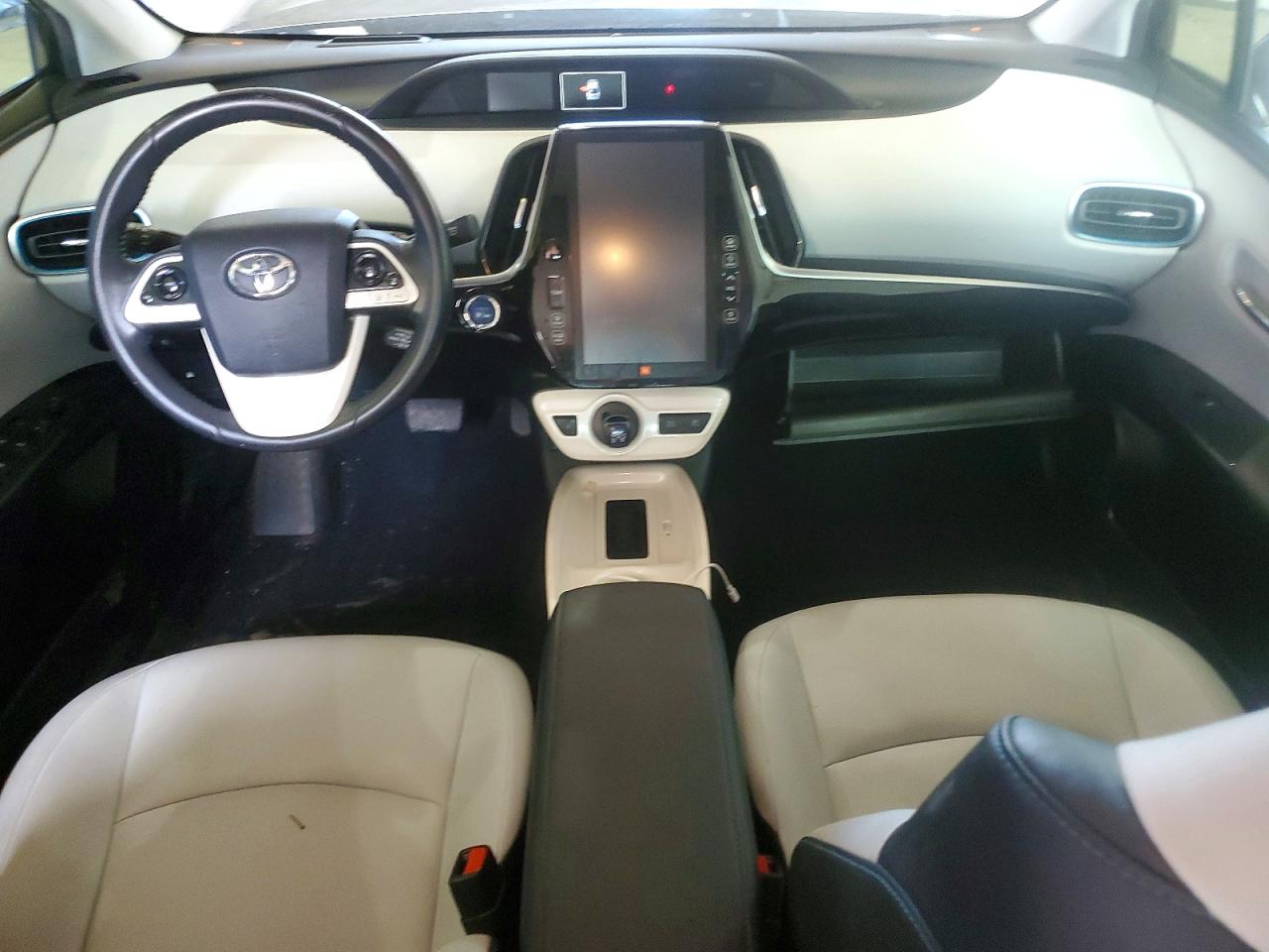2018 TOYOTA PRIUS FOUR photo 8