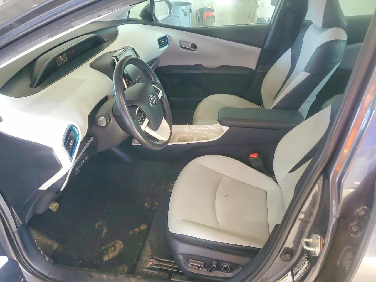 2018 TOYOTA PRIUS FOUR photo 7