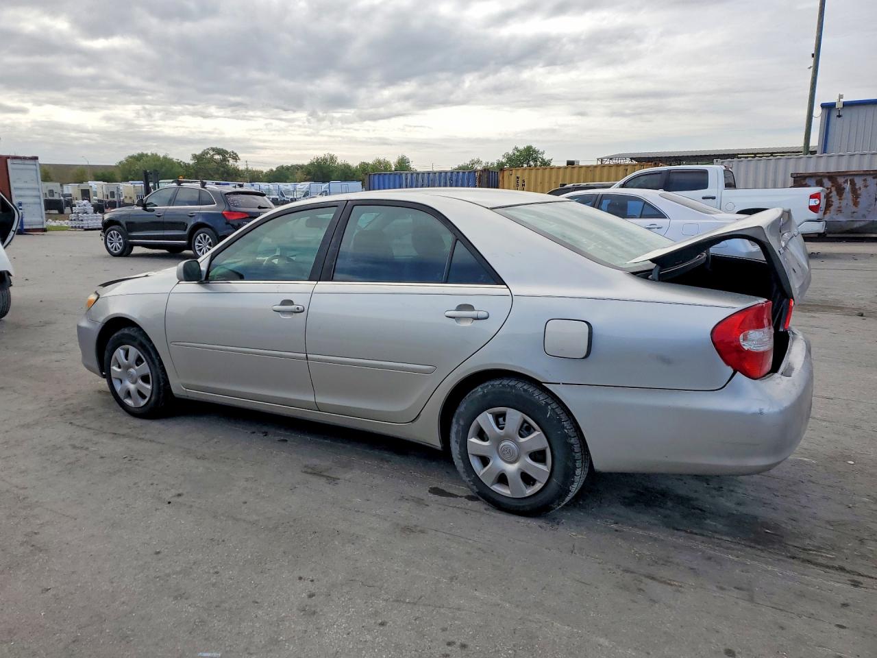 2004 TOYOTA CAMRY LE photo 4